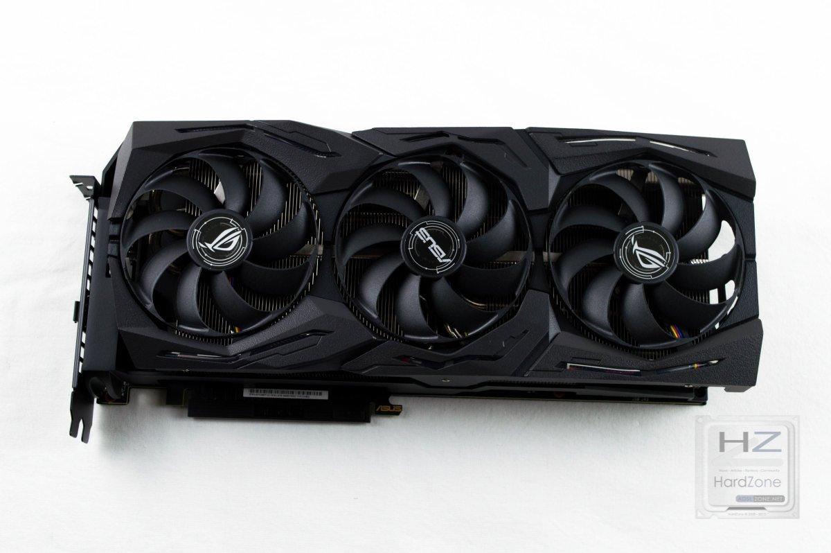 Tarjeta gráfica de gran tamaño instalada en un PC gamer