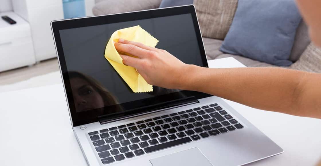 Limpieza y desinfección de una computadora para mantenerla en buen estado