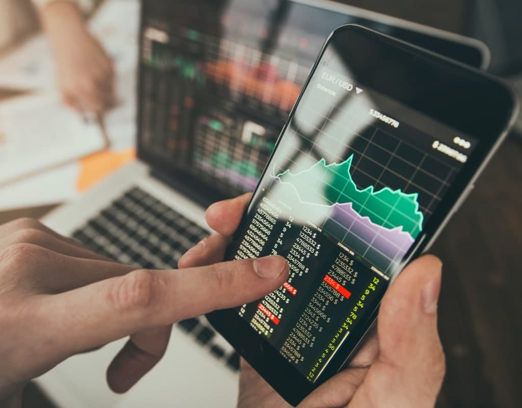 Persona aprendiendo Forex en una plataforma de trading