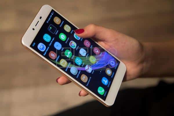 Personas usando teléfonos inteligentes en su vida diaria