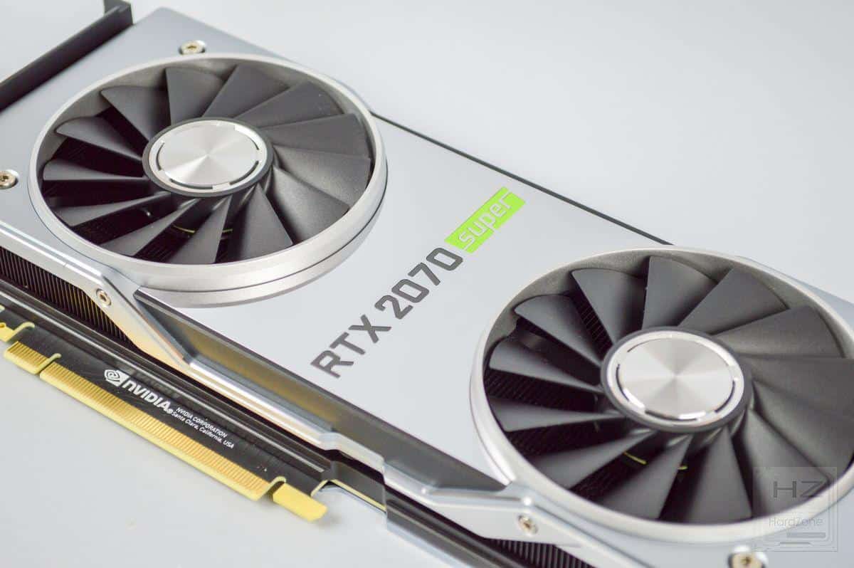 Detalle de tarjeta gráfica moderna con iluminación