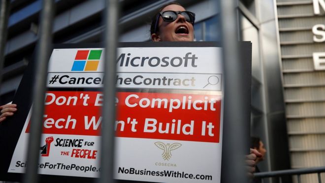 Protesta frente a la sede de Microsoft en Nueva York