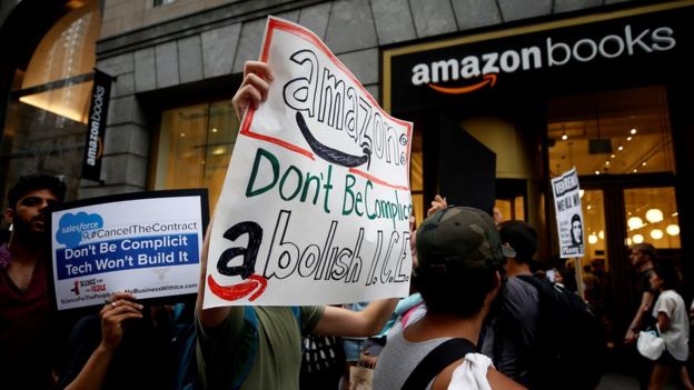 Manifestación frente a una librería de Amazon en Nueva York