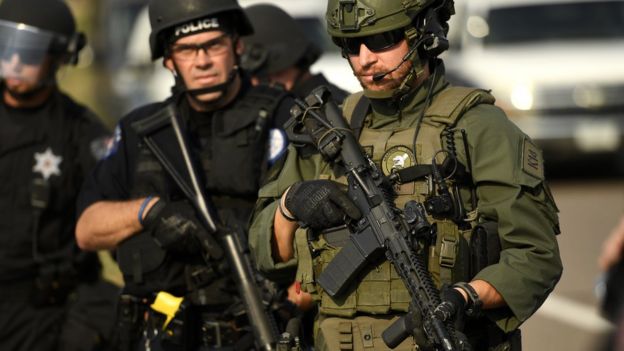 Agentes de policía en actividad coordinada