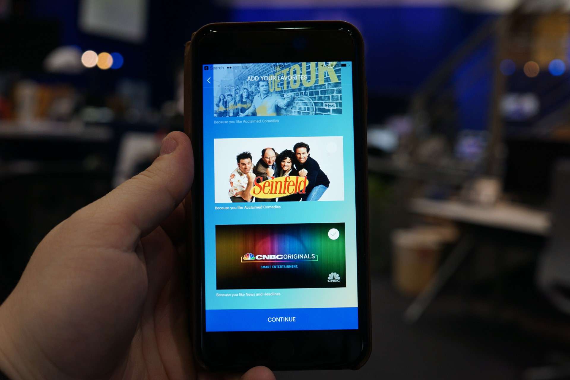 Persona viendo streaming en una pantalla conectada por Internet