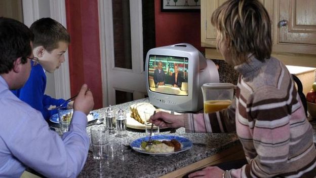 Imagen 2. Adolescentes mirando contenidos en un portátil y un teléfono en 2007