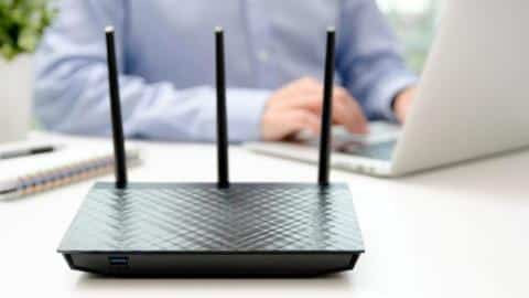 Router WiFi de doble banda sobre una mesa