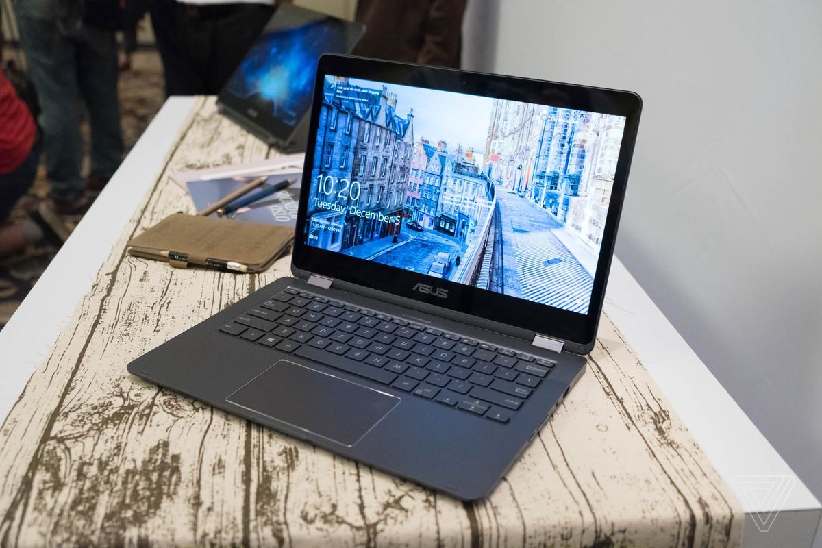 Laptop ARM con Windows 10 sobre un escritorio minimalista