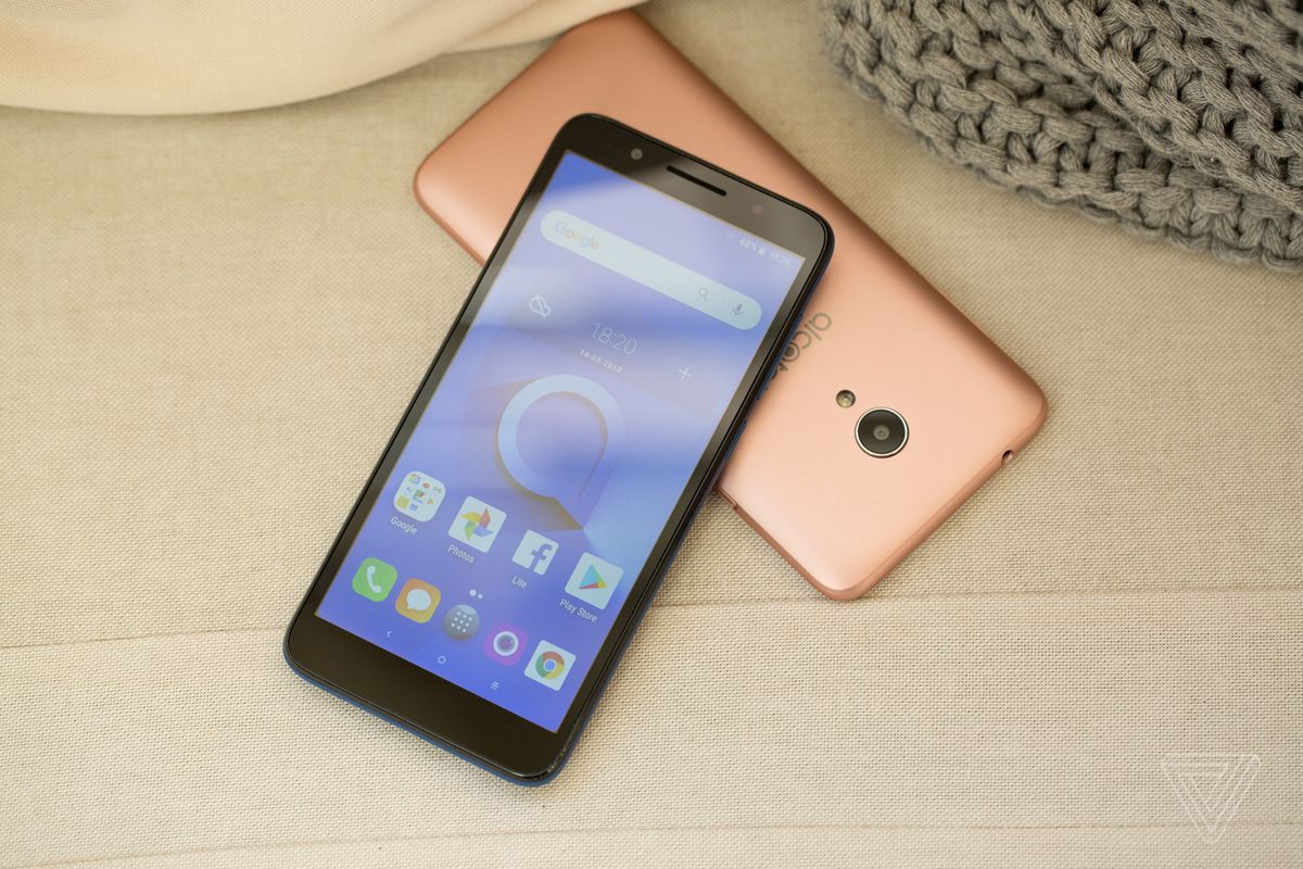 Alcatel 1X con Android Go en mano