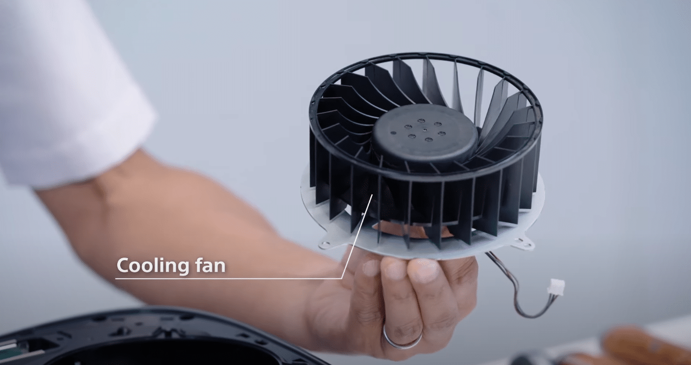 Interior de PS5 con sistema de refrigeración y ventilador a la vista