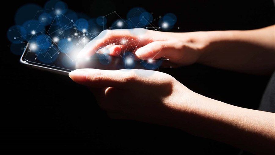 Persona usando smartphone con procesador ARM