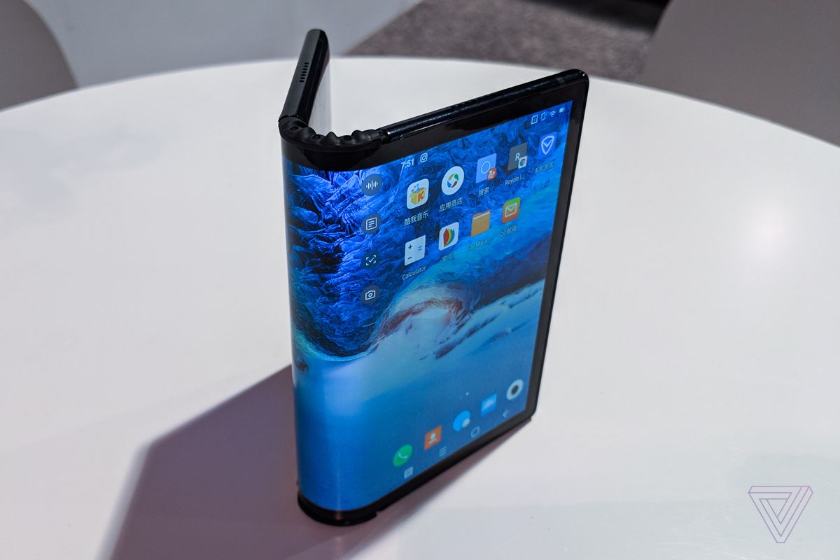 Teléfonos plegables 2025: detalle del pliegue en el centro del panel