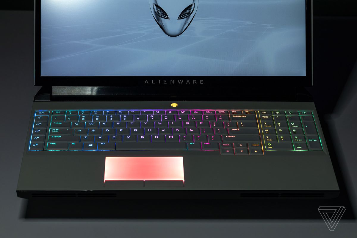 Alienware Area-51m sobre mesa con teclado retroiluminado