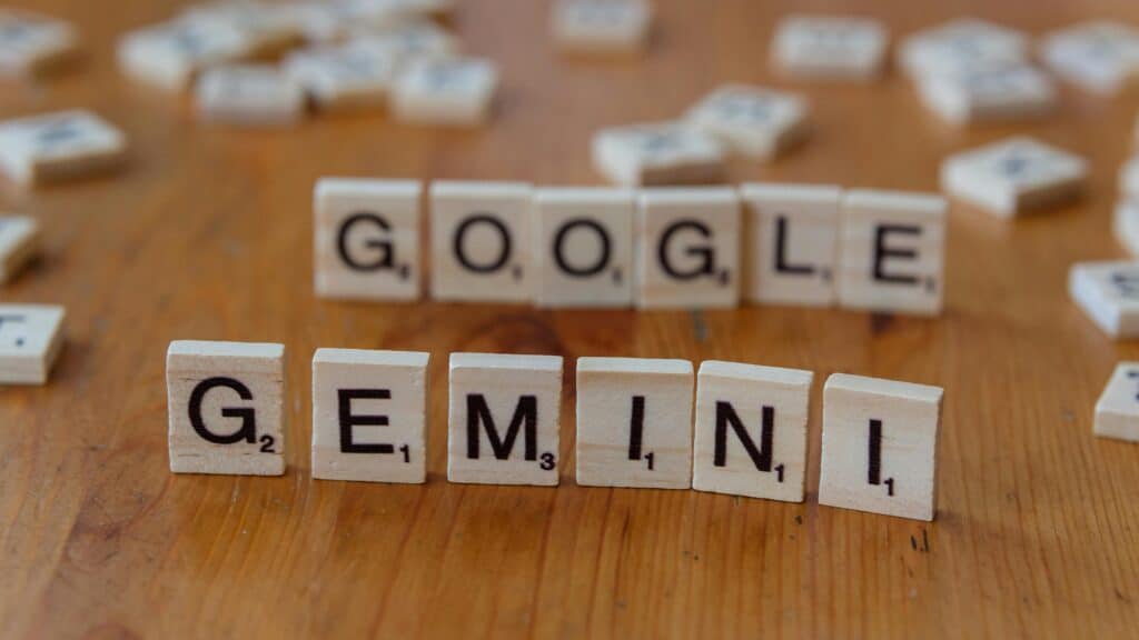 Fichas de Scrabble deletreando Google y Gemini, representando herramientas de inteligencia artificial para empresas